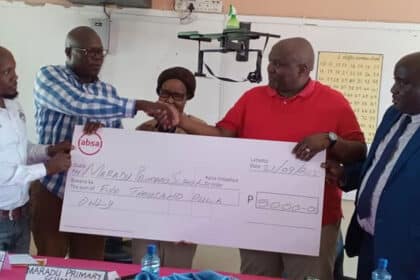 Legend Social Club donates P5000 to Maradu Primary School